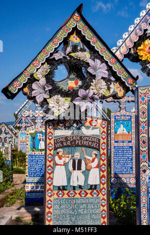 Geschnitzte Holztafel mit Epitaph am Kreuz auf dem Grab, Fröhliche Friedhof (Cimitirul Vesel) in Sapanta, Maramures Region, Rumänien Stockfoto