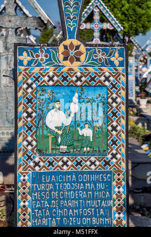 Geschnitzte Holztafel mit Epitaph am Kreuz auf dem Grab, Fröhliche Friedhof (Cimitirul Vesel) in Sapanta, Maramures Region, Rumänien Stockfoto