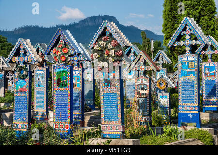 Geschnitzten Holztafeln mit Epitaphien am Kreuze auf Gräbern, fröhliche Friedhof (Cimitirul Vesel) in Sapanta, Maramures Region, Rumänien Stockfoto