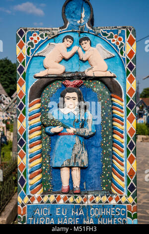 Geschnitzte Holztafel mit Epitaph am Kreuz auf dem Grab, Fröhliche Friedhof (Cimitirul Vesel) in Sapanta, Maramures Region, Rumänien Stockfoto