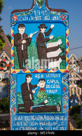 Geschnitzte Holztafel mit Epitaph am Kreuz auf dem Grab, Fröhliche Friedhof (Cimitirul Vesel) in Sapanta, Maramures Region, Rumänien Stockfoto