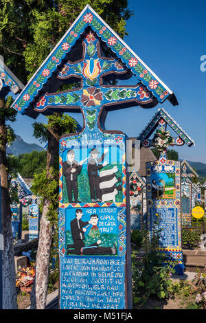 Geschnitzten Holztafeln mit Epitaphien am Kreuze auf Gräbern, fröhliche Friedhof (Cimitirul Vesel) in Sapanta, Maramures Region, Rumänien Stockfoto