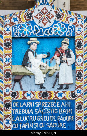 Geschnitzte hölzerne Tafel mit Inschrift auf dem Grab, Fröhliche Friedhof (Cimitirul Vesel) in Sapanta, Maramures Region, Rumänien Stockfoto