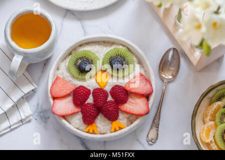 Kinder Frühstück Haferflocken Brei Stockfoto