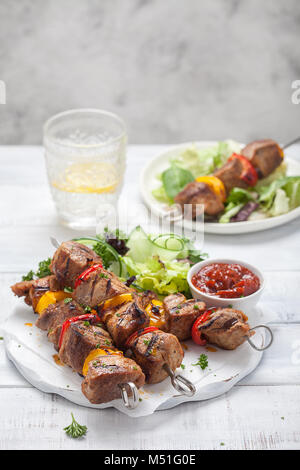 Gegrilltes Schweinefleisch Kebab mit Pfeffer Stockfoto