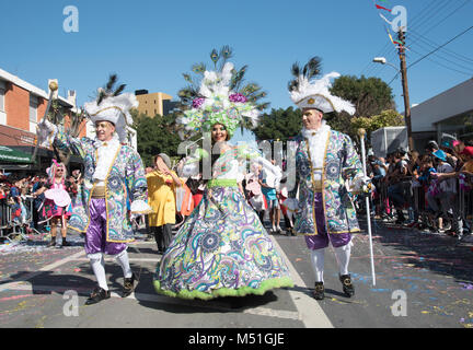 Limassol, Zypern - 18. Februar 2018: Happy Team von Menschen in bunten Kostümen den berühmten Karneval Parade in Limassol Stadt gekleidet, Zypern Stockfoto