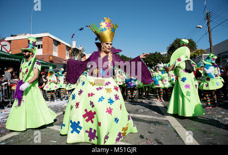 Limassol, Zypern - 18. Februar 2018: Happy Team von Menschen in bunten Kostümen den berühmten Karneval Parade in Limassol Stadt gekleidet, Zypern Stockfoto