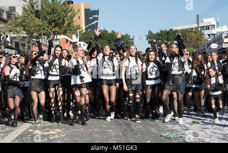 Limassol, Zypern - 18. Februar 2018: Happy Team von Menschen in bunten Kostümen den berühmten Karneval Parade in Limassol Stadt gekleidet, Zypern Stockfoto