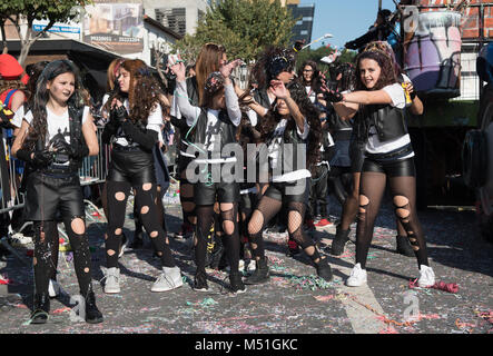 Limassol, Zypern - 18. Februar 2018: Happy Team von Menschen in bunten Kostümen den berühmten Karneval Parade in Limassol Stadt gekleidet, Zypern Stockfoto