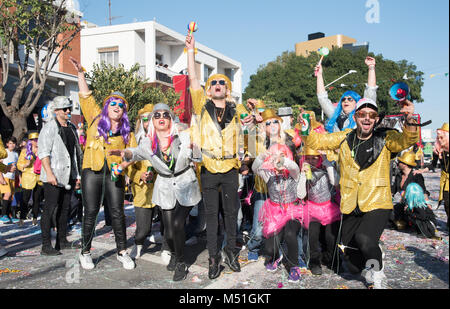 Limassol, Zypern - 18. Februar 2018: Happy Team von Menschen in bunten Kostümen den berühmten Karneval Parade in Limassol Stadt gekleidet, Zypern Stockfoto