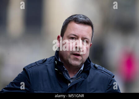 Motorjournalist Richard Meaden Blätter nach Zeugenaussagen im Prozess von Matthew Cobden an der Winchester Crown Court. Herr Cobden ist mit Todesfolge durch gefährliche Fahrt im Zusammenhang mit dem Tod der 13-jährigen Alexander Worth, die auf dem Beifahrersitz eines Ferrari F50 wurde, wenn es auf einer Farm Road im Norden Warnborough, Hampshire abgestürzt. Stockfoto