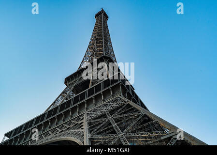 Low Angle View der Eiffelturm und blauer Himmel in Paris Frankreich Stockfoto