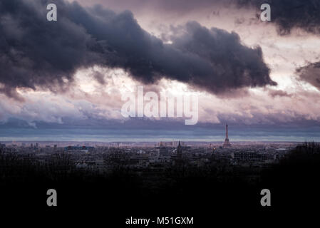 Schwere, stürmisch, dramatischen Sonnenuntergang Himmel über Paris und den Eiffelturm, aus der Ferne Stockfoto