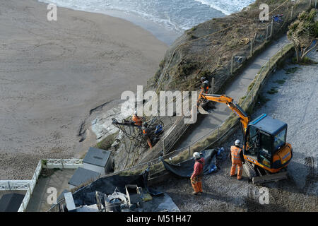 Männer auf einer Klippe Reparaturen in Newquay, Cornwall. Stockfoto