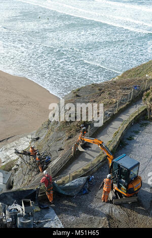 Männer auf einer Klippe Reparaturen in Newquay, Cornwall. Stockfoto