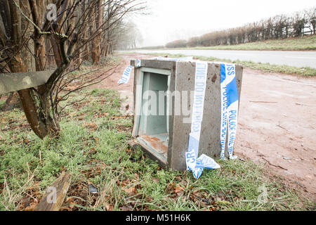 Vandalismus sicheren durch brutale Gewalt im professionellen Raub beschädigt, von Dieben im Land straße entleert. Polizei bewusst Band. Am Straßenrand fliegen - Trinkgeld. Stockfoto