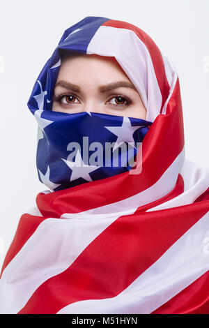 Schöne Sirian Frau trägt ein Kopftuch aus der amerikanischen Flagge Stockfoto