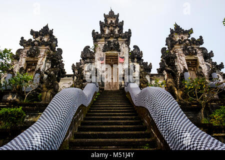 Die drei 'paduraksa' Portale am Eingang des mittleren Sanctum, Pura Lempuyang Tempel, Bali, Indonesien. Stockfoto