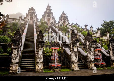 Die drei 'paduraksa' Portale am Eingang des mittleren Sanctum, Pura Lempuyang Tempel, Bali, Indonesien. Stockfoto