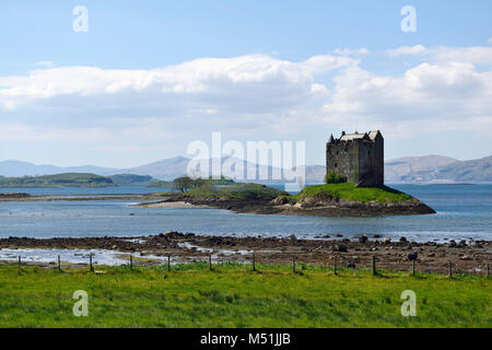 Vereinigtes Königreich, Schottland, Highlands, Appin: Castle Stalker auf Loch Laich Stockfoto