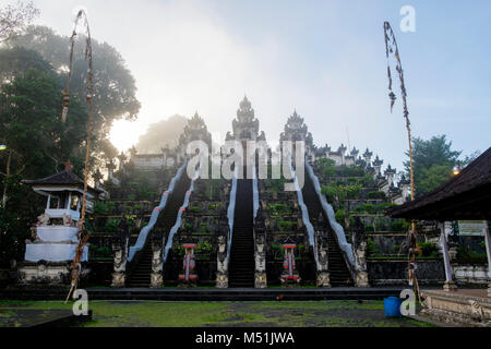 Die drei 'paduraksa' Portale am Eingang des mittleren Sanctum, Pura Lempuyang Tempel, Bali, Indonesien. Stockfoto