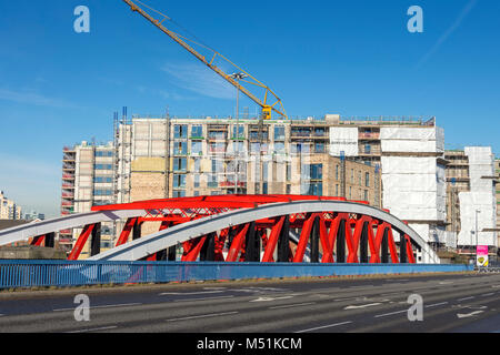 Trafford Straße Schwingen Brücke, gebaut 1892, das den Manchester Ship Canal kreuzen. Dahinter ist der Clippers Quay Entwicklung. Salford, Manchester, UK Stockfoto