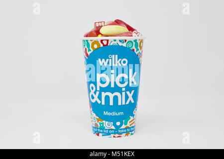 Eine Tasse Pick & Mix aus dem High-street Kette Wilko Stockfoto