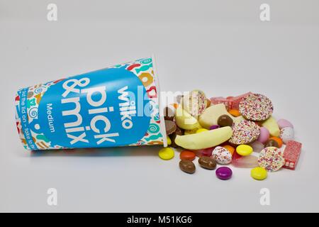 Eine Tasse Pick & Mix aus dem High-street Kette Wilko Stockfoto