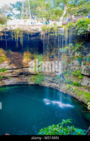 Cenote Ik-Kil in der nähe von Chichen Itza, Mexiko. Schöne cenote mit klarem Wasser und hängenden Wurzeln Stockfoto