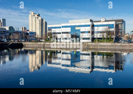 Die Imperial Point Apartment Block und einem Bürogebäude auf Waterfront Quay, von Str. Francis Becken, Salford Quays, Manchester, England, Großbritannien Stockfoto