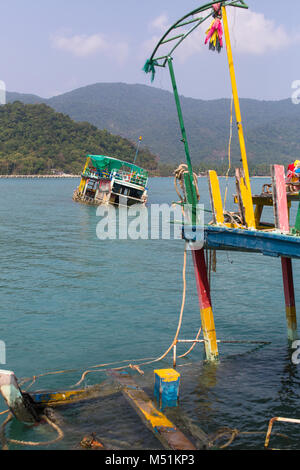 Versunkene Thai Fischerbooten im Golf von Thailand. Stockfoto