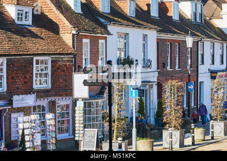 Geschenkeladen und alten Häusern entlang der High Street in Battle, East Sussex, Großbritannien Stockfoto