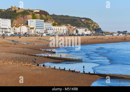 Hastings Beach an der Südküste, East Sussex, UK, nach Osten in Richtung Stade und West Hill suchen Stockfoto