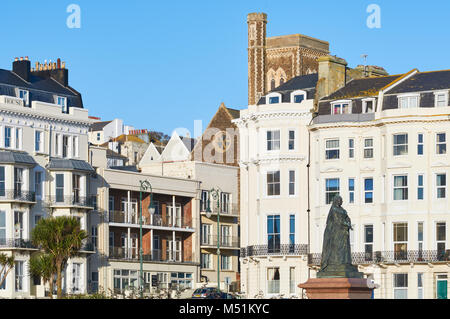 Viktorianisches Gebäude an der Warrior Square, St Leonards On Sea, East Sussex, mit der St. Maria Magdalena Kirche im Hintergrund Stockfoto