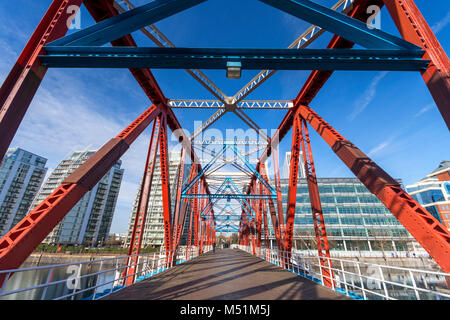 Detroit Brücke, eine Stahl Gitterträger ehemalige Eisenbahnbrücke, die trennt Erie und Huron Becken, Salford Quays, Manchester, England, UK. Stockfoto