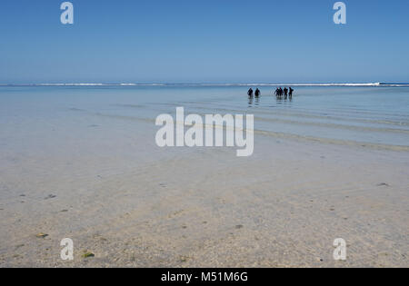 Männer Silhouetten zu Fuß im Meer Stockfoto