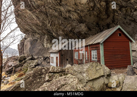 Die helleren Häuser in Jossingfjord entlang der Straße 44 zwischen Egersund und Flekkefjord, Sokndal Gemeinde, Norwegen. Januar Stockfoto