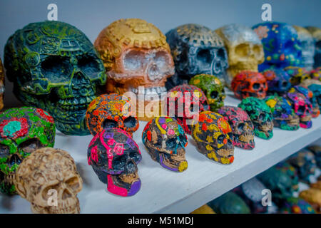 CHICHEN ITZA, MEXIKO - 12. NOVEMBER 2017: in der Nähe von schönen und bunten Maya Keramik Schädel, ein regelmäßiges Motiv in der antiken Kunst, als Souvenirs im Shop ist ein Handwerker verkauft Stockfoto