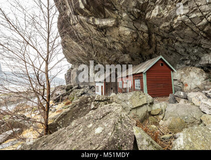 Die helleren Häuser in Jossingfjord entlang der Straße 44 zwischen Egersund und Flekkefjord, Sokndal Gemeinde, Norwegen. Januar Stockfoto