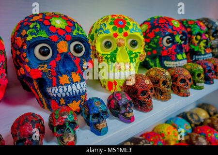 CHICHEN ITZA, MEXIKO - 12. NOVEMBER 2017: in der Nähe von schönen und bunten Maya Keramik Schädel, ein regelmäßiges Motiv in der antiken Kunst, als Souvenirs im Shop ist ein Handwerker verkauft Stockfoto