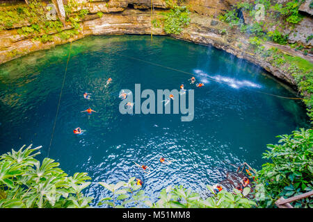 CHICHEN ITZA, MEXIKO - 12. NOVEMBER 2017: Schöne Cenote Ik-Kil Teich mit vielen Menschen schwimmen, in der nähe von Chichen Itza in Mexiko Stockfoto