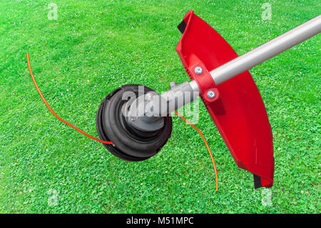 Rasenmäher Big Head Trimmer für Gras wie Garten Maschine mit grünem Gras Hintergrund Stockfoto