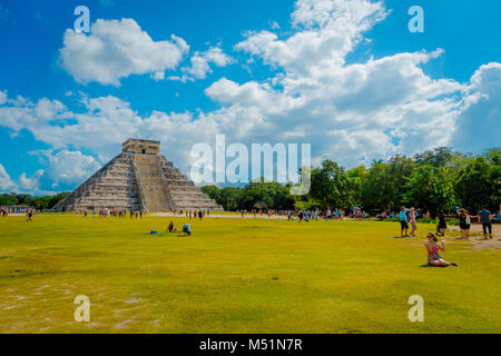 CHICHEN ITZA, MEXIKO - 12. NOVEMBER 2017: Nicht identifizierte Gruppe von Touristen, die in Chichen Itza, einem der neuen 7 Weltwunder dank die Stimmen von Millionen von Menschen weltweit am 15. August 2012 in Chichen Itza, Mexiko Stockfoto