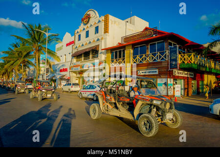 COZUMEL, MEXIKO - November 09, 2017: Unbekannter Menschen das Autofahren in der Stadt von Cozumel, umgeben von vielen Läden in der Innenstadt von Stockfoto