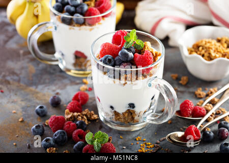 Joghurt Parfait mit Müsli und frischen Beeren in Glas Becher Stockfoto