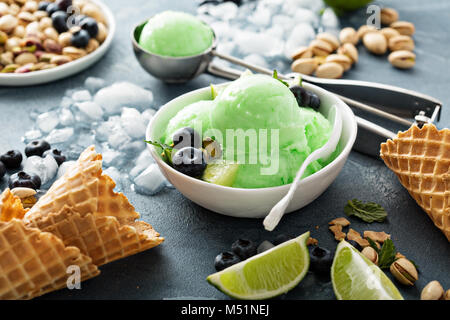 Kalk und phistachio Eis in einer weißen Schüssel Stockfoto