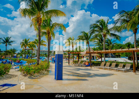 PLAYA DEL CARMEN, Mexiko - November 09, 2017: Unbekannter Touristen am Strand von Playacar am Karibischen Meer in Mexiko, dieses Resort ist beliebtes Ziel mit den schönsten Stränden Stockfoto