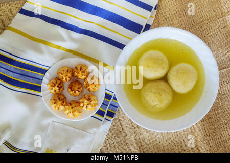 Jüdische Suppe lecker Matzoh ball Soup jüdische traditionelle Küche Stockfoto