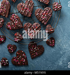 Schokolade Herzen cookies mit Streuseln für Valentines Tag Stockfoto