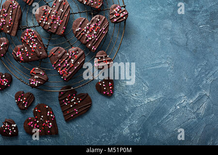 Schokolade Herzen cookies mit Streuseln für Valentines Tag Stockfoto